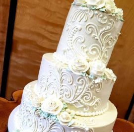Piping and roses in buttercream 