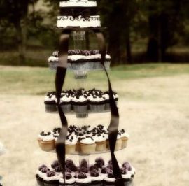 Cupcake tower & cutting cake